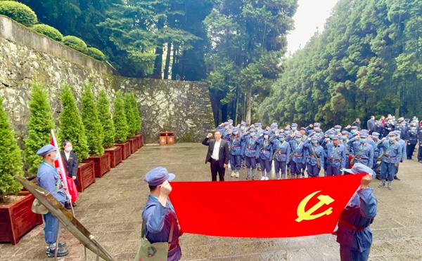 1618795321398149.jpg 南昌市政建設(shè)集團組織黨員干部上井岡山開展黨史學(xué)習(xí)教育6004.jpg