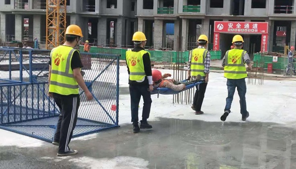 南昌市政建設(shè)集團桃南安置房項目開展高空墜落應急救援演練6005.jpg