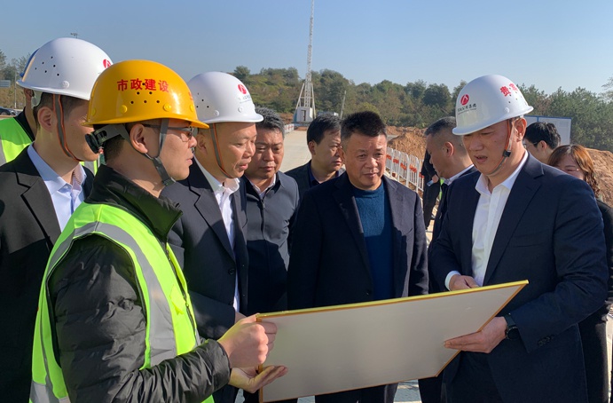 1638168046648147.jpg 新建區(qū)區(qū)長(zhǎng)王成久蒞臨綠色建筑產(chǎn)業(yè)園項(xiàng)目調(diào)研691.jpg