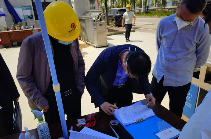 1650526691173458.jpg 熊新國深入秦坊安置房(一期)一標(biāo)段項(xiàng)目督導(dǎo)疫情防控工作6911.jpg