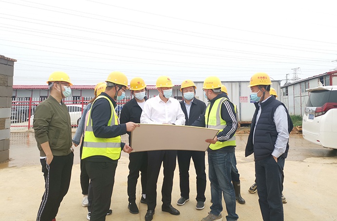 徐旭帶隊深入項(xiàng)目督導(dǎo)假期疫情防控、安全生產(chǎn)工作，看望慰問一線職工03.jpg