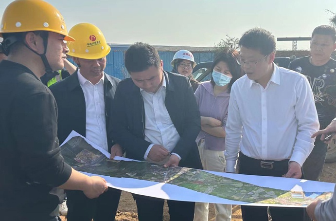 市政公用集團(tuán)劉順保到朱橋東路項(xiàng)目、昌東三路項(xiàng)目、秦坊安置房項(xiàng)目調(diào)研