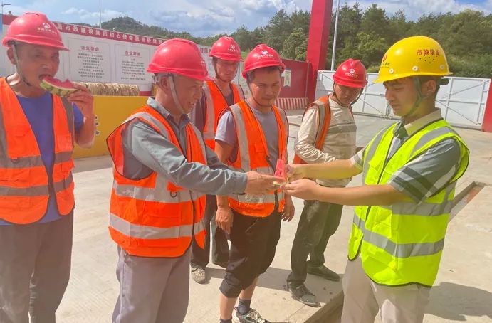 南昌市政建設(shè)集團(tuán)扎實(shí)推進(jìn)高溫季節(jié)安全生產(chǎn)和防暑降溫工作 南昌市政建設(shè)集團(tuán)扎實(shí)推進(jìn)高溫季節(jié)安全生產(chǎn)和防暑降溫工作