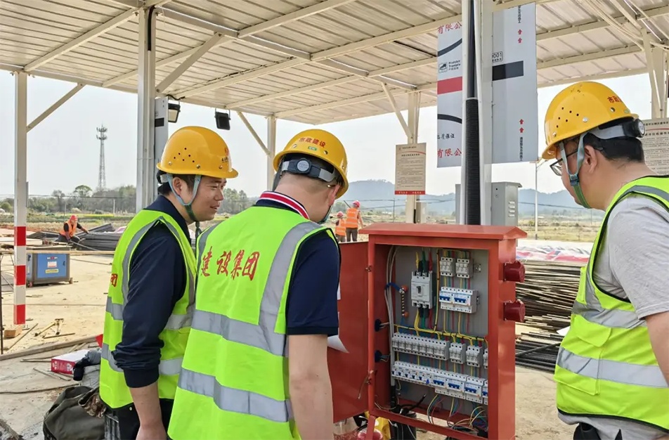 南昌市政建設(shè)集團(tuán)有限公司緊急開展強(qiáng)對(duì)流天氣專項(xiàng)安全檢查，全面排查設(shè)備加固、用電安全、排水防澇及應(yīng)急物資，筑牢極端天氣施工安全防線