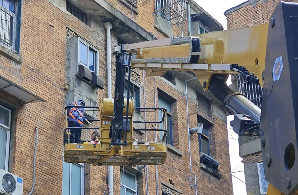 南昌燃?xì)飧脑祉?xiàng)目創(chuàng)新安全管理模式 高空作業(yè)車+無人機(jī)構(gòu)筑立體防護(hù)