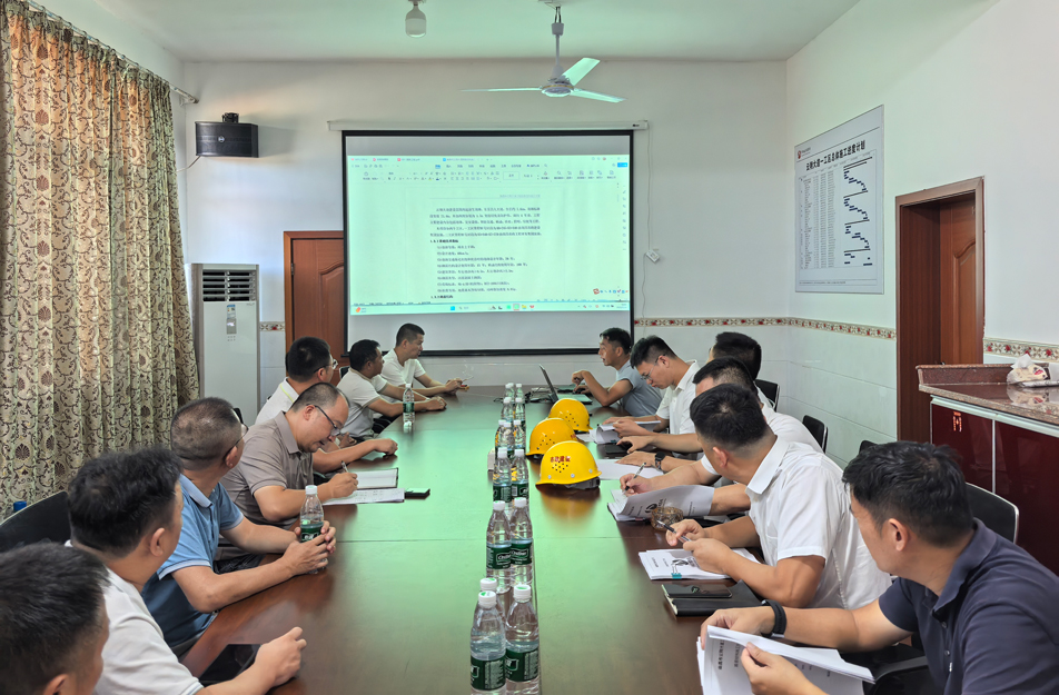 云翔大道項(xiàng)目瀝青攤鋪技術(shù)交底會 | 白曉偉強(qiáng)調(diào)原材料質(zhì)量與過程安全管控