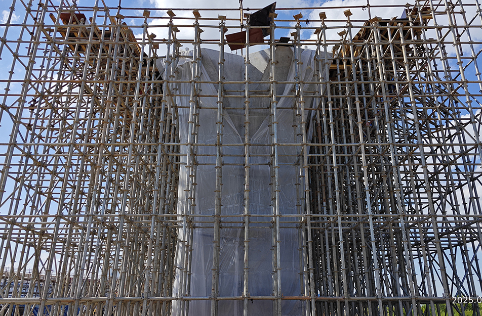 深圳大道互通立交項目鏡面墩柱工藝揭秘 定制不銹鋼模板誤差控制在2mm內(nèi) 深圳大道互通立交項目鏡面墩柱工藝揭秘 定制不銹鋼模板誤差控制在2mm內(nèi)